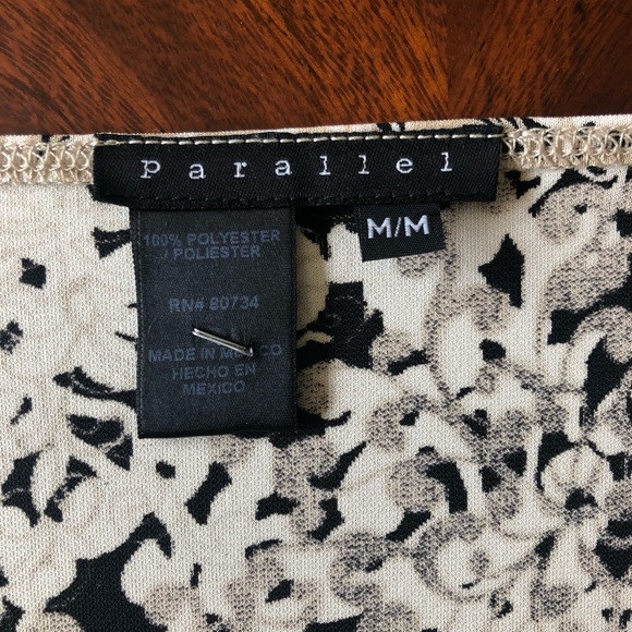 Parallel V-neck Top - Picture 2 of 5